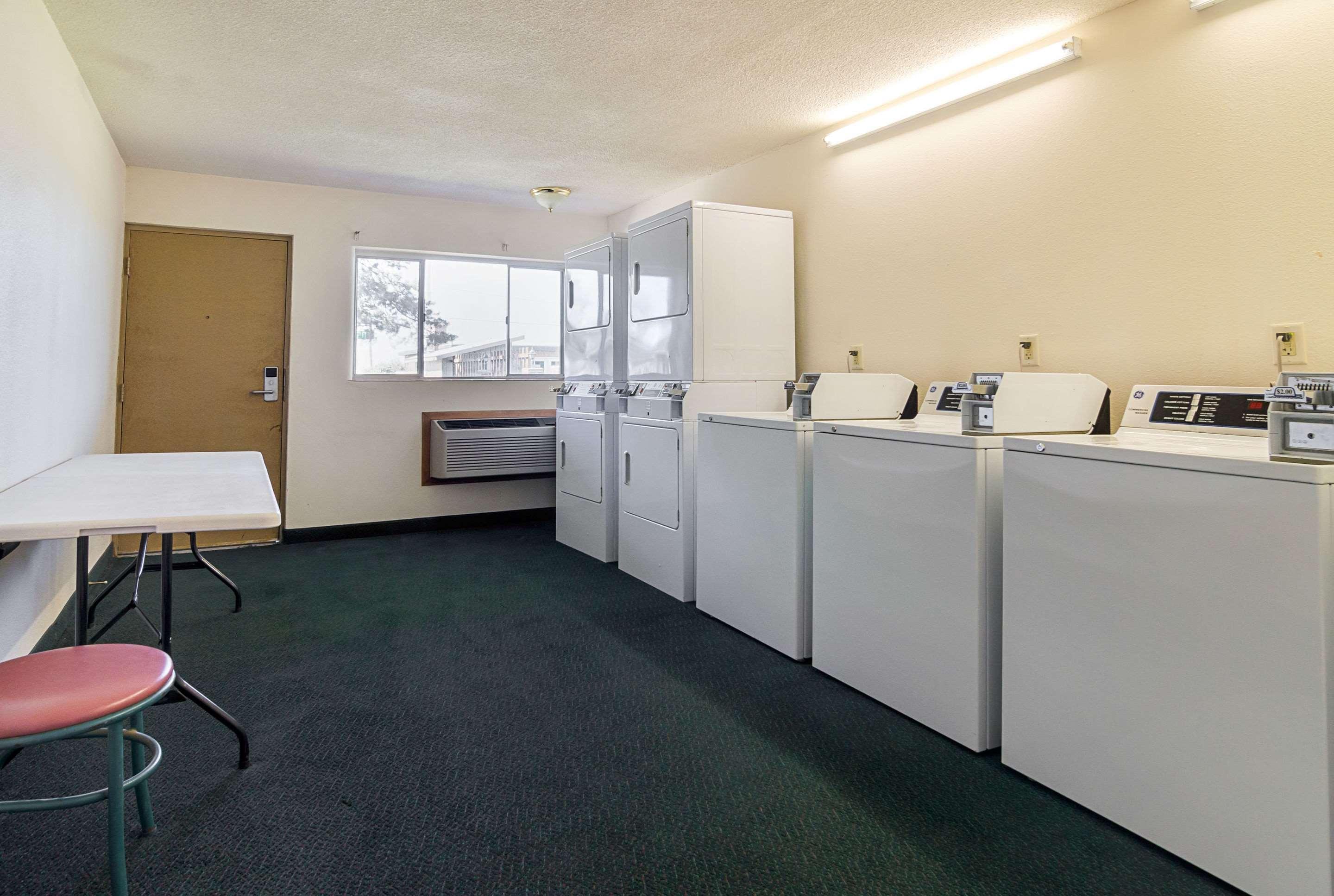 Econo Lodge Wakeeney Экстерьер фото